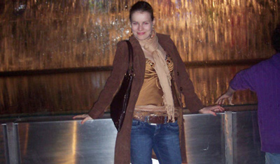 Rita vor einer Bar