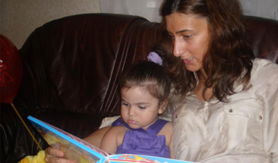 Salome liest ihrem Aupair Kind vor