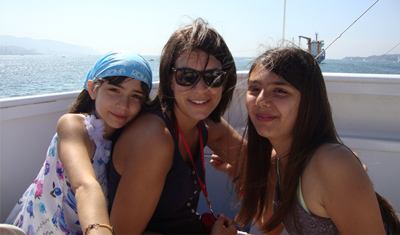 Sophie et les deux filles de sa famille d'accueil sur un bateau 