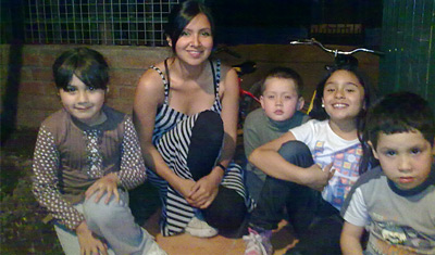 Tamara con sus cuatro hijos de au pair