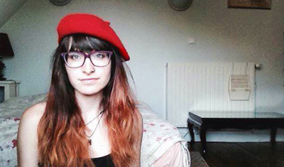 Veronica con una gorra roja