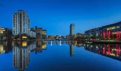 Dublin bei Nacht, Hochhäuser spiegeln sich im Wasser