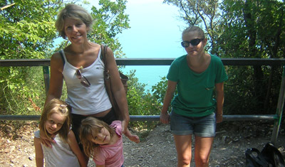 Giulia mit ihren 3 Kindern