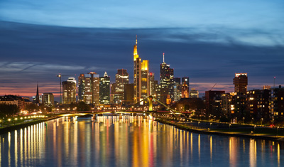 Beleuchtetes Frankfurt und eine Brücke über einem Fluss