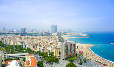 Strand und Hochhäuser in Barcelona