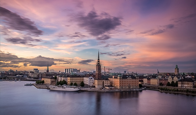 Schwedische Stadt unter lila Himmel am Wasser gelegen