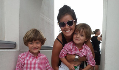 Teresas Au pair macht ein Foto mit den 2 Kindern und hat eins im Arm