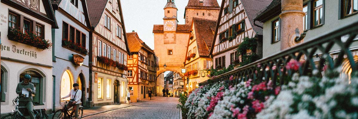 Deutsche Innenstraße mit Blumen und Fachwerkhäusern
