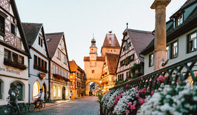 Blumen und Fachwerkhäuser in einer deutschen Innenstraße