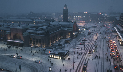 Verschneite Straßen in Helsinki vor einem Kirchturm