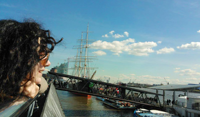 Deborah a un fiume si blocca a un ponte