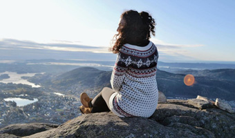 Camilla contempla un panorama norvegese