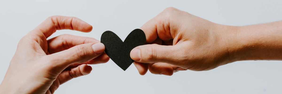 dos manos sujetan un corazón