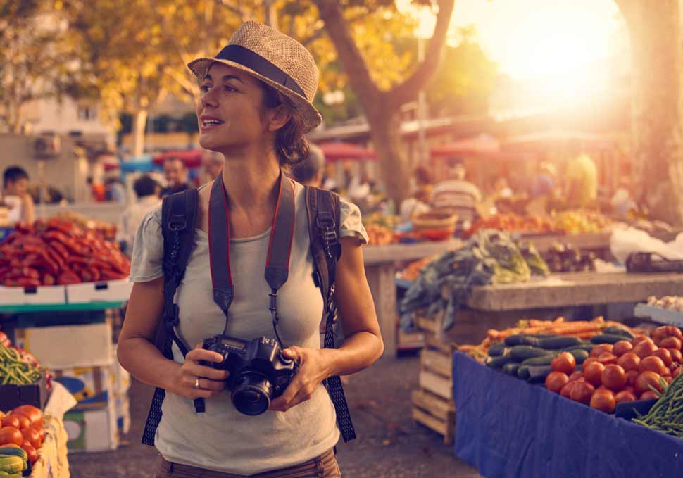 au pair in a market with a camera in the hands