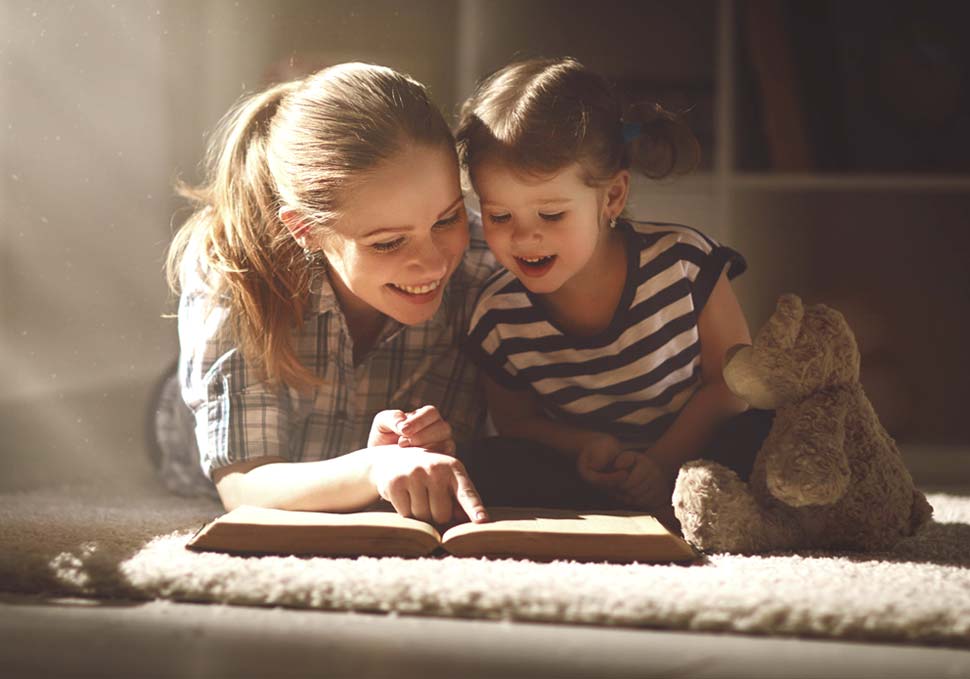 Un au pair e un bambino leggono un libro