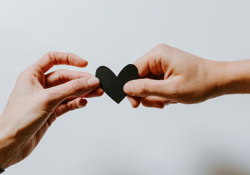 Deux mains soutiennent un coeur