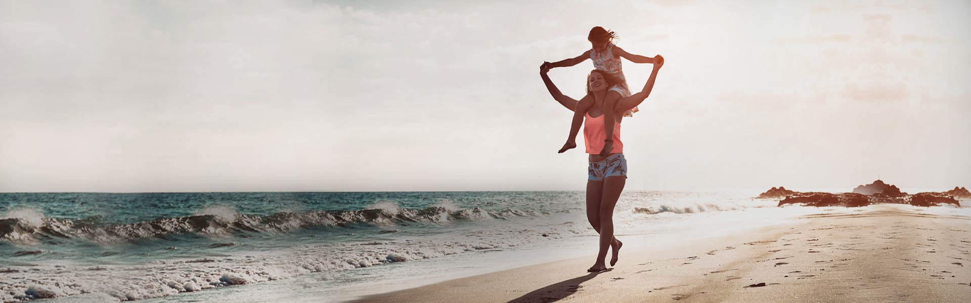 au pair e bambino in spiaggia