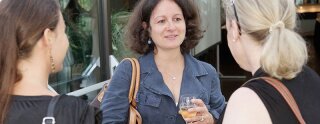 Trois femmes parlent entre elles