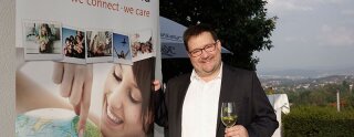 Uwe Regenbogen a côté d'une affiche d'AuPairWorld