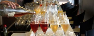 Les serveurs remplissent les verres