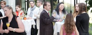 Des invités debout à table