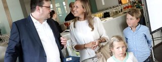 Uwe parle avec une invitée et ses enfants