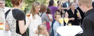 Le serveur sert les invités