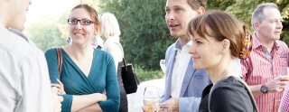 Des employés d'AuPairWorld parlent entre eux