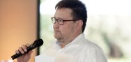 Uwe Regenbogen donne le discours d'ouverture