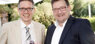 Uwe reçoit un cadeaux de la part d'un invité