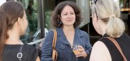 Trois femmes parlent entre elles