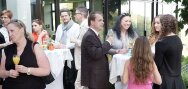 Des invités debout à table