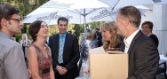 Ann-Kristin parle avec des invités