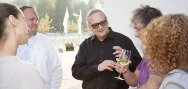 D'autres invités boivent et parlent
