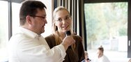 Uwe pose une question à une employée d'AuPairWorld avec le micro